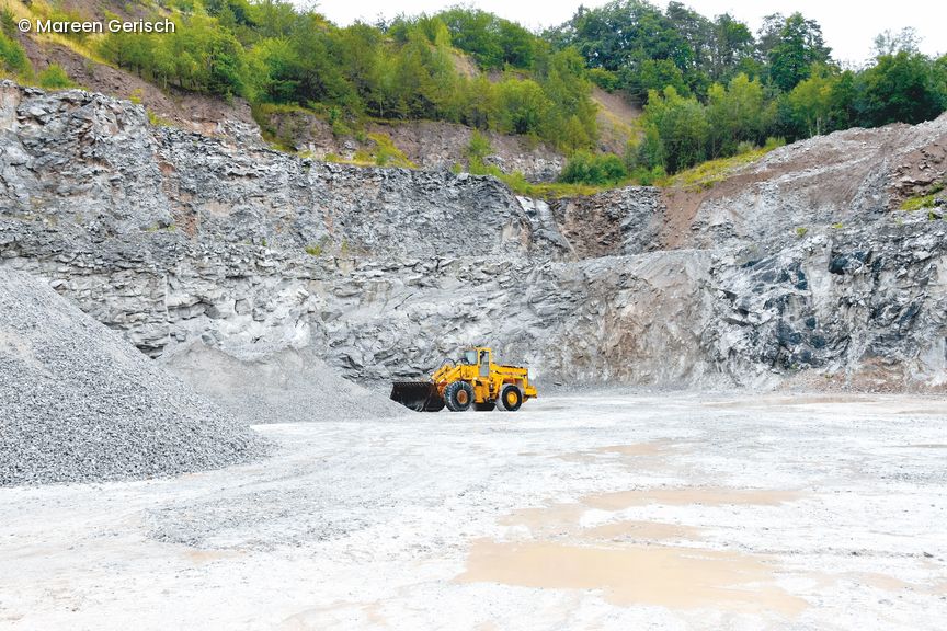Ein Bagger steht im Steinbruch