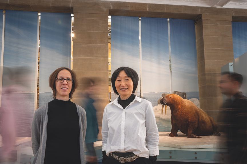 Dr. Inga Specht und Hat-Yon Wenn-Kettenhofen stehen im Museum