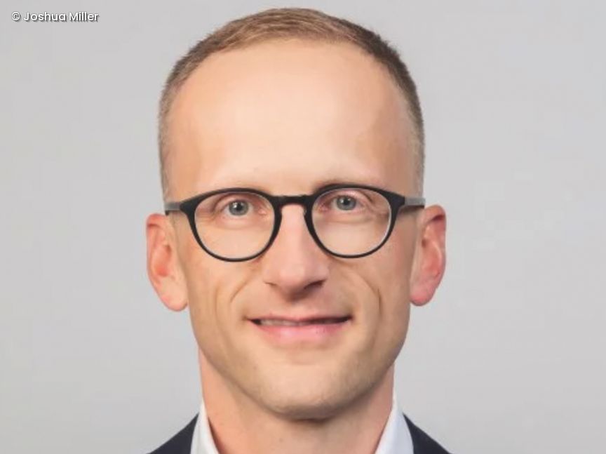 Joshua Miller lächelt in die Kamera