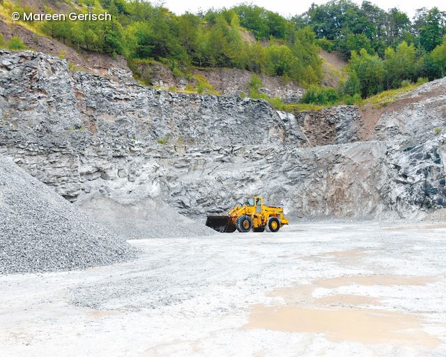 Ein Bagger steht im Steinbruch