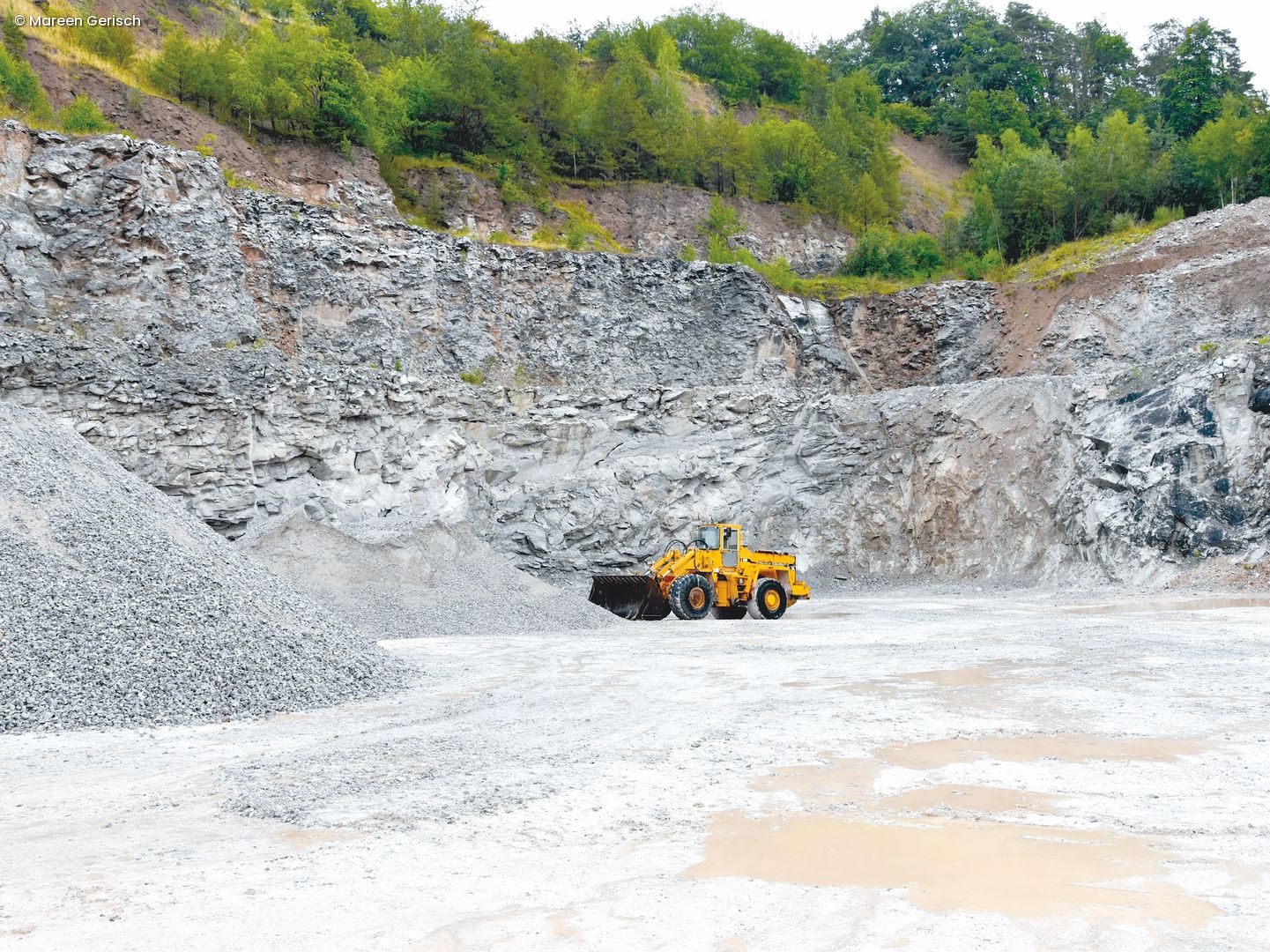 Ein Bagger steht im Steinbruch